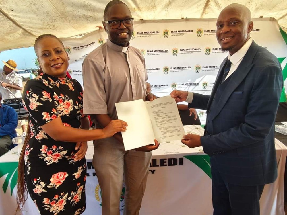 INews Loskop Nuus DENNILTON CHURCHES AWARDED TITLE DEEDS DURING IMBIZO